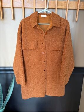 Moon River midi button-front jacket in a cognac brown faux sherpa Size XS